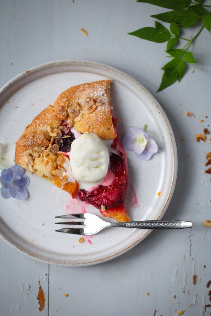 Steinobst Galette Tarte Sommer Rezept Backrezept mit Nektarinen Pfirsichen Pflaumen Kirschen Aprikosen aus Mürbeteig mit Eis stonefruit galette tarte recipe zuckerzimtundliebe Foodblog Backblog Foodstyling Food Photography Virginia Horstmann