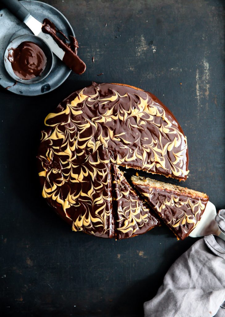 Bananenkuchen Rezept mit Erdnussbutter Schokoladenganach was ist ganache wie macht man ganache einfaches kuchenrezept mit Banane und Schokoladentropfen von Zuckerzimtundliebe banana cake with chocolate ganache and peanut butter swirls