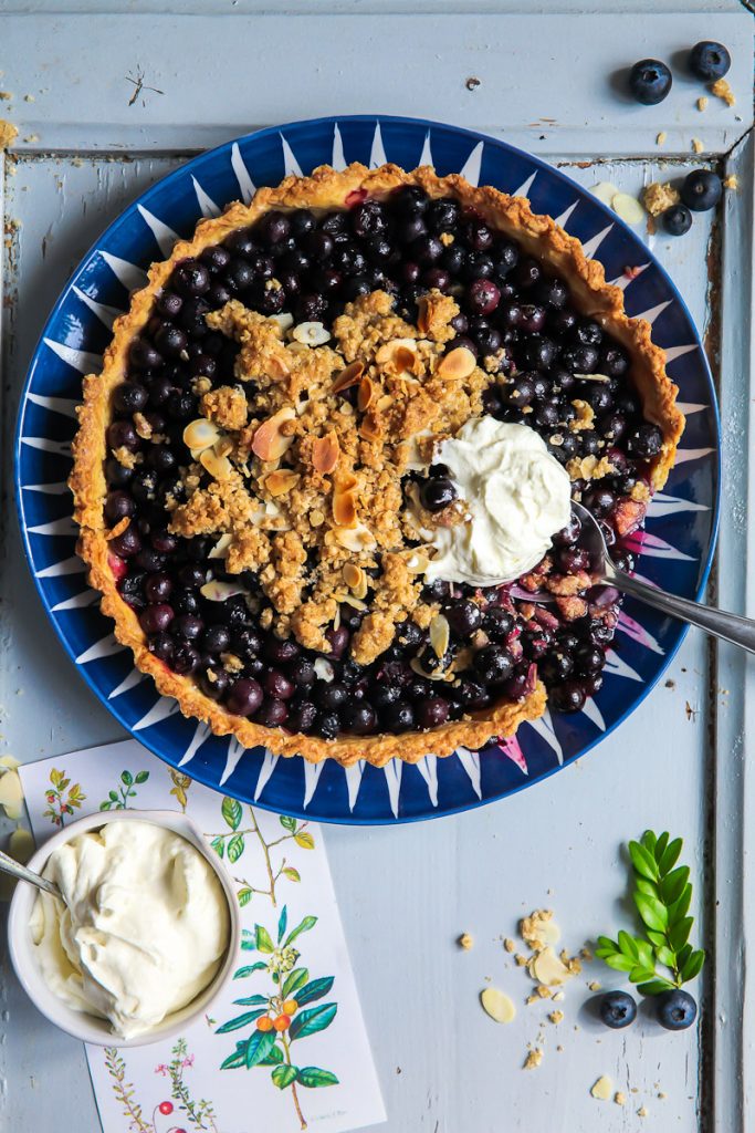Blaubeer Pie Tarte mit Haferflocken Mandel Granola Crunch Rezept Backrezept Blaubeerrezept blueberry pie recipe Backen einfache Tarte Obstkuchen Blaubeerkuchen Zuckerzimtundliebe Foodblog Foodstyling Food Photography