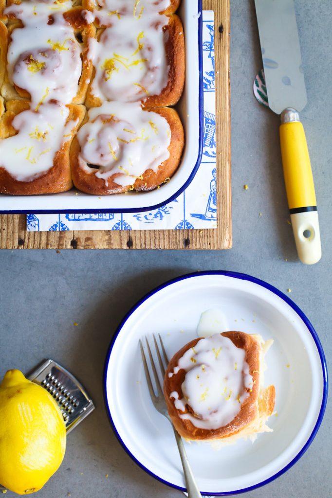Zitronen Hefeschnecke Rezept lemon buns hefeteig hefegebäck zitronenrezept lemon recipes creme fraiche glasur zuckerzimtundliebe foodblog foodstyling beste hefeschnecken hefeteig