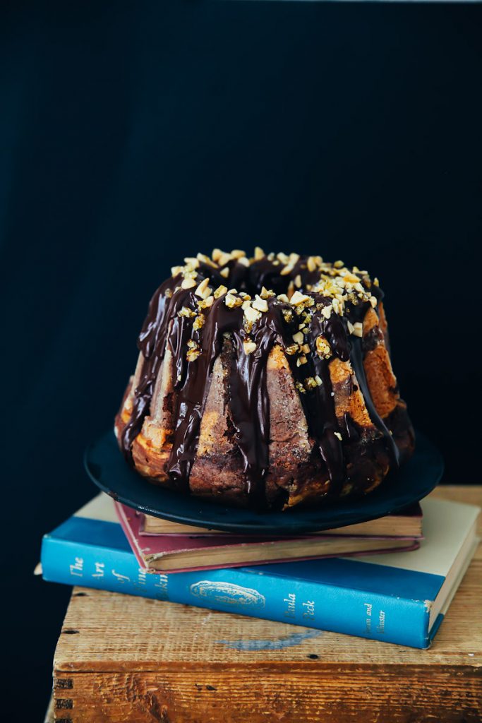 Erdnussbutter Marmorkuchen Gugelhupf Rezept mit Erdnusscrunch und dickem Schokoladenguss Backrezept Rührkuchen Zuckerzimtundliebe Foodstyling Food Photography Backblog Herbstkuchen Peanutbutter bundt cake