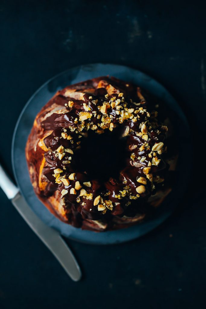 Erdnussbutter Marmorkuchen Gugelhupf Rezept mit Erdnusscrunch und dickem Schokoladenguss Backrezept Rührkuchen Zuckerzimtundliebe Foodstyling Food Photography Backblog Herbstkuchen Peanutbutter bundt cake
