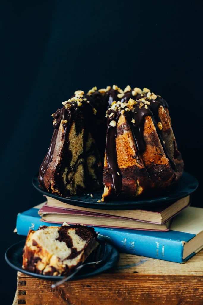 Erdnussbutter Marmorkuchen Gugelhupf Rezept mit Erdnusscrunch und dickem Schokoladenguss Backrezept Rührkuchen Zuckerzimtundliebe Foodstyling Food Photography Backblog Herbstkuchen Peanutbutter bundt cake