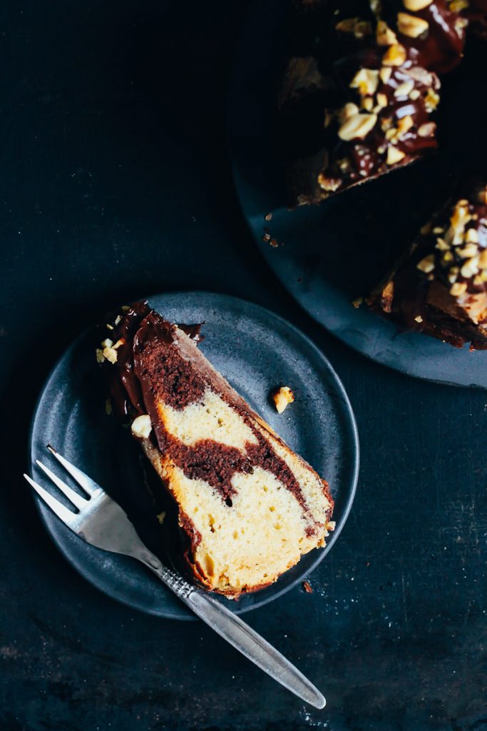 Erdnussbutter Marmorkuchen Gugelhupf Rezept mit Erdnusscrunch und dickem Schokoladenguss Backrezept Rührkuchen Zuckerzimtundliebe Foodstyling Food Photography Backblog Herbstkuchen Peanutbutter bundt cake