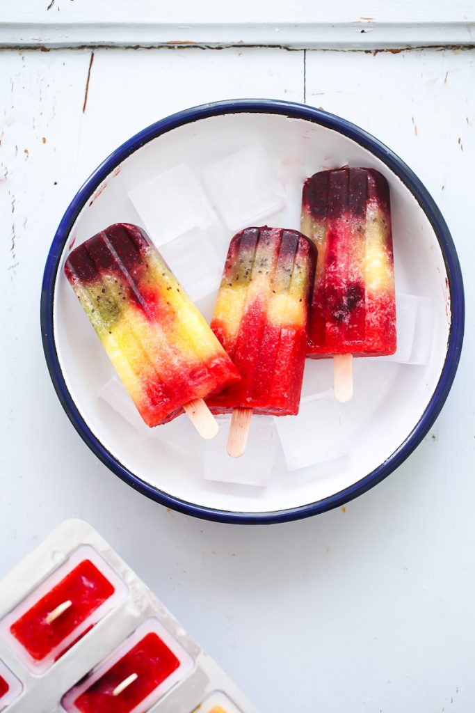 Popsicles Rezept Eis am Stiel selbermachen Eis am Stiel formen Fruchteis fruity rainbow popsicles foodstyling food photography zuckerzimtundliebe deutscher foodblog einfaches rezept