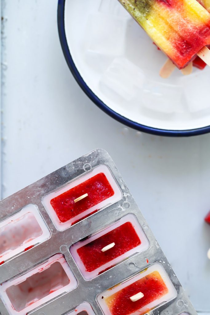 Popsicles Rezept Eis am Stiel selbermachen Eis am Stiel formen Fruchteis fruity rainbow popsicles foodstyling food photography zuckerzimtundliebe deutscher foodblog einfaches rezept