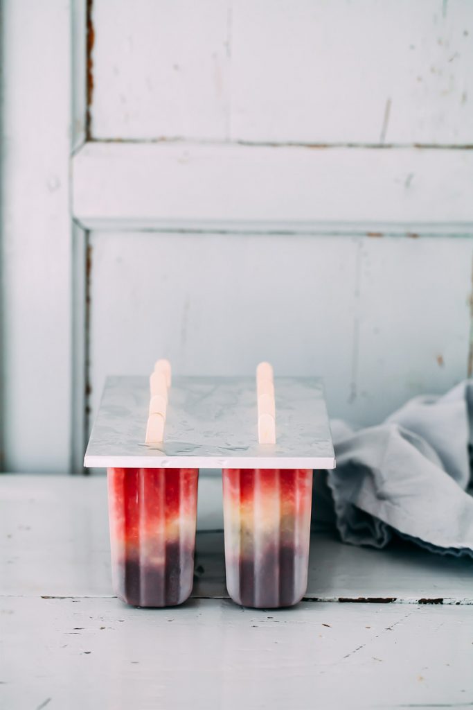 Popsicles Rezept Eis am Stiel selbermachen Eis am Stiel formen Fruchteis fruity rainbow popsicles foodstyling food photography zuckerzimtundliebe deutscher foodblog einfaches rezept