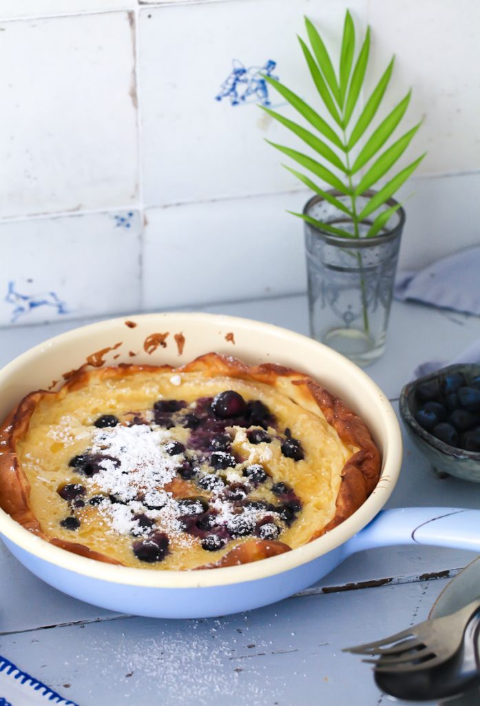 Blaubeere Ofen Pfannkuchen Rezept blueberry dutch baby recipe Pfannkuchen Blaubeerrezept wild blueberries Zuckerzimtundliebe Foodstyling Food Photography frühstück hellblaue riess emaille pfanne emaillegeschirr 