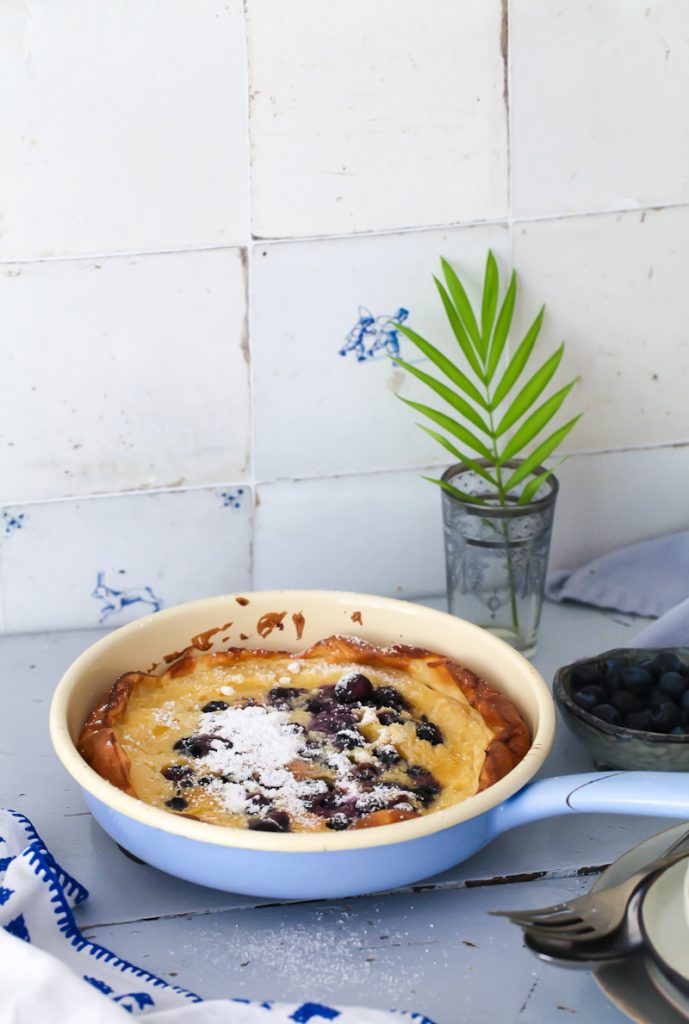 Blaubeere Ofen Pfannkuchen Rezept blueberry dutch baby recipe Pfannkuchen Blaubeerrezept wild blueberries Zuckerzimtundliebe Foodstyling Food Photography frühstück hellblaue riess emaille pfanne emaillegeschirr 
