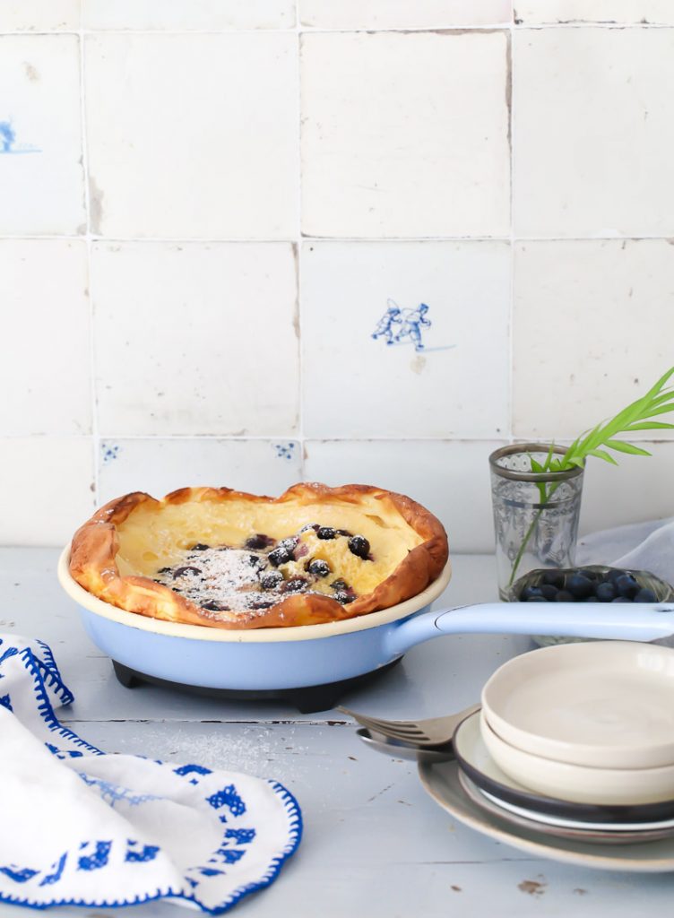 Blaubeere Ofen Pfannkuchen Rezept blueberry dutch baby recipe Pfannkuchen Blaubeerrezept wild blueberries Zuckerzimtundliebe Foodstyling Food Photography frühstück hellblaue riess emaille pfanne emaillegeschirr 