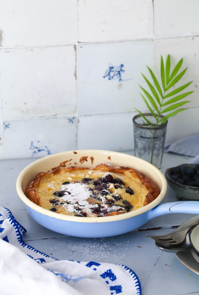 Blaubeere Ofen Pfannkuchen Rezept blueberry dutch baby recipe Pfannkuchen Blaubeerrezept wild blueberries Zuckerzimtundliebe Foodstyling Food Photography frühstück hellblaue riess emaille pfanne emaillegeschirr 
