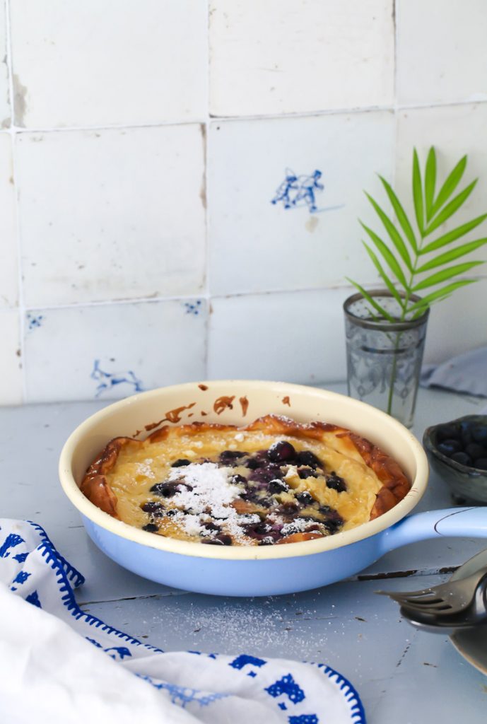 Blaubeere Ofen Pfannkuchen Rezept blueberry dutch baby recipe Pfannkuchen Blaubeerrezept wild blueberries Zuckerzimtundliebe Foodstyling Food Photography frühstück hellblaue riess emaille pfanne emaillegeschirr 