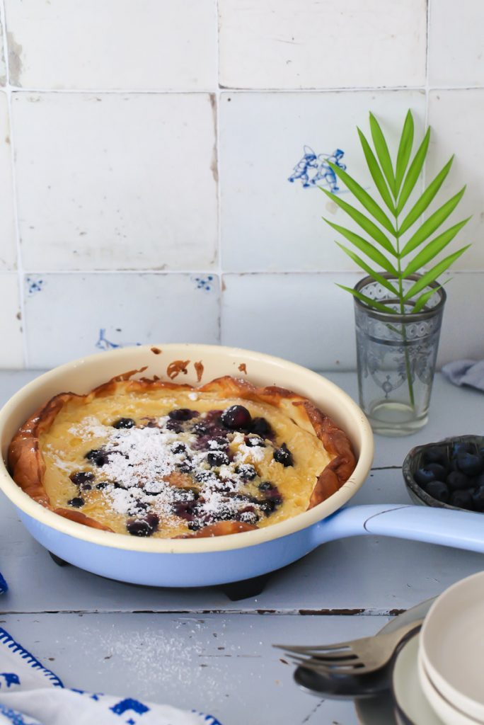 Blaubeere Ofen Pfannkuchen Rezept blueberry dutch baby recipe Pfannkuchen Blaubeerrezept wild blueberries Zuckerzimtundliebe Foodstyling Food Photography frühstück hellblaue riess emaille pfanne emaillegeschirr 