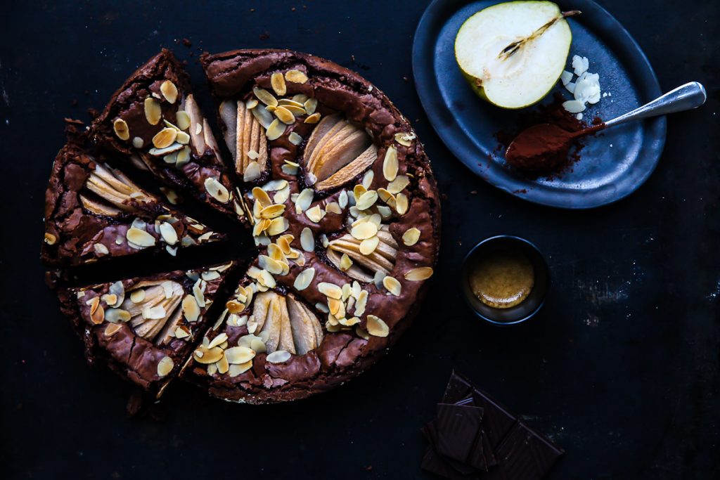 die besten schokoladen brownies brownie rezept mit birnen pear brownies recipe foodstyling food photography zuckerzimtundliebe birnenkuchen schokoladenkuchen backen herbstkuchen backen im herbst