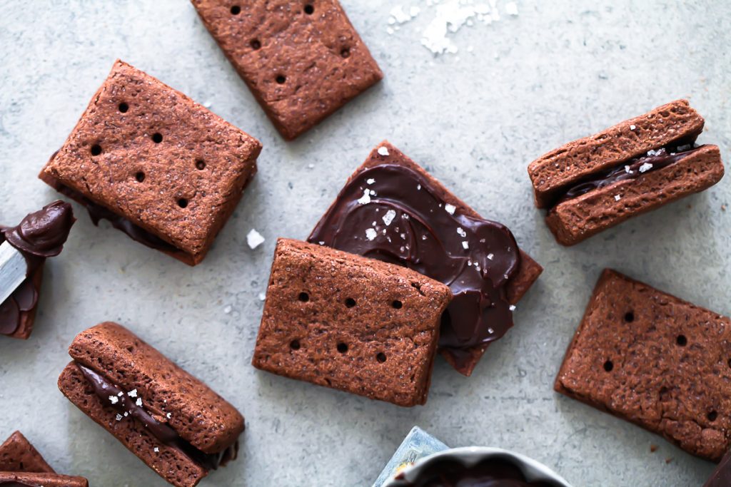 schokoladen keks cookie mit schokoladen ganache und meersalz rezept cookierezept backrezept für kekse mit schokoladenfüllung sandwich keks foodblog foodstyling zuckerzimtundliebe