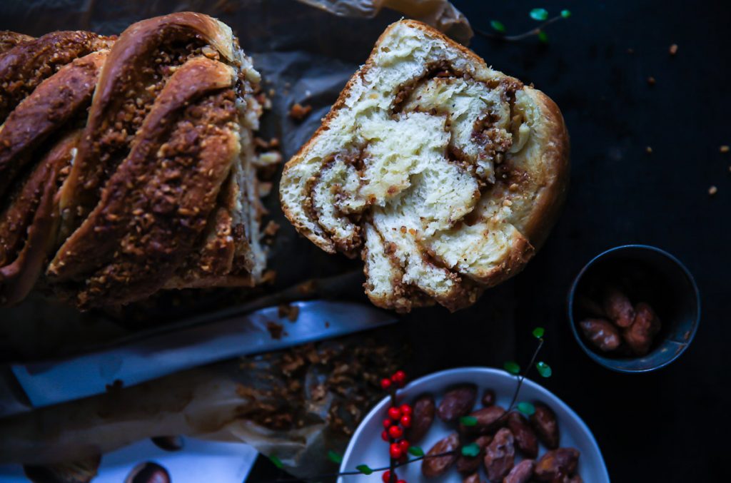 Zimt Hefezopf mit gebrannter Mandel Füllung twisted cinnamon bread Hefeteig Rezept zuckerzimtundliebe Weihnachtsbäckerei Backen im Advent Foodblog Backblog