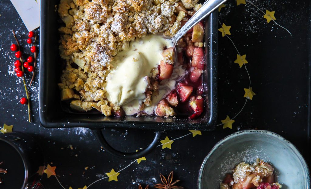Glühwein Apple Crumble Rezept Adventsrezept Weihnachtsrezept apple crisp oat crumble recipe zuckerzimtundliebe foodblog food styling apfelrezept weihnachtsdessert