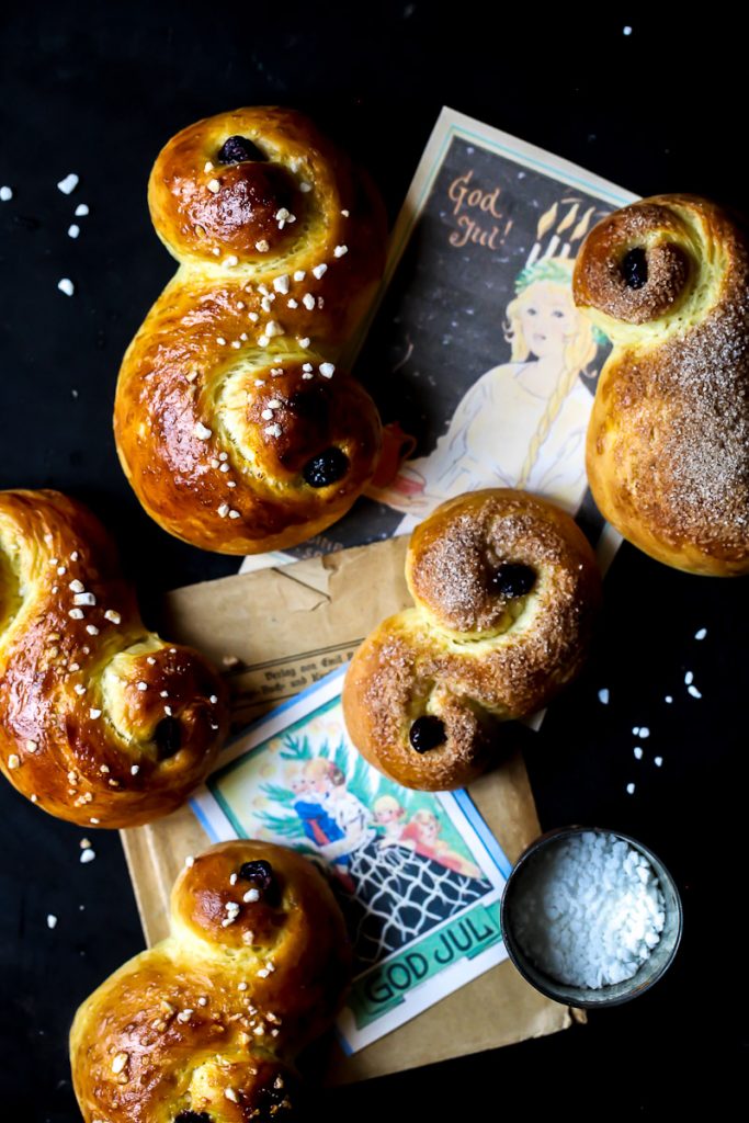 Lussekatter Rezept schwedisches hefegebäck weihnachtsbäckerei adventsgebäck zuckerzimtundliebe foodblog backblog swedish buns food styling