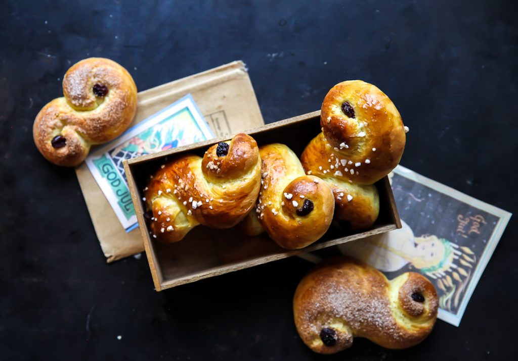 Lussekatter Rezept schwedisches hefegebäck weihnachtsbäckerei adventsgebäck zuckerzimtundliebe foodblog backblog swedish buns food styling