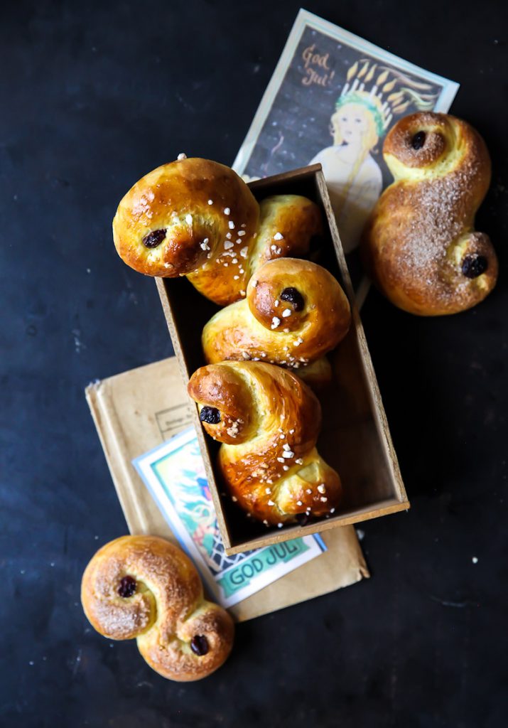 Lussekatter Rezept schwedisches hefegebäck weihnachtsbäckerei adventsgebäck zuckerzimtundliebe foodblog backblog swedish buns food styling