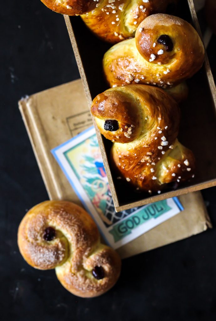 Lussekatter Rezept schwedisches hefegebäck weihnachtsbäckerei adventsgebäck zuckerzimtundliebe foodblog backblog swedish buns food styling