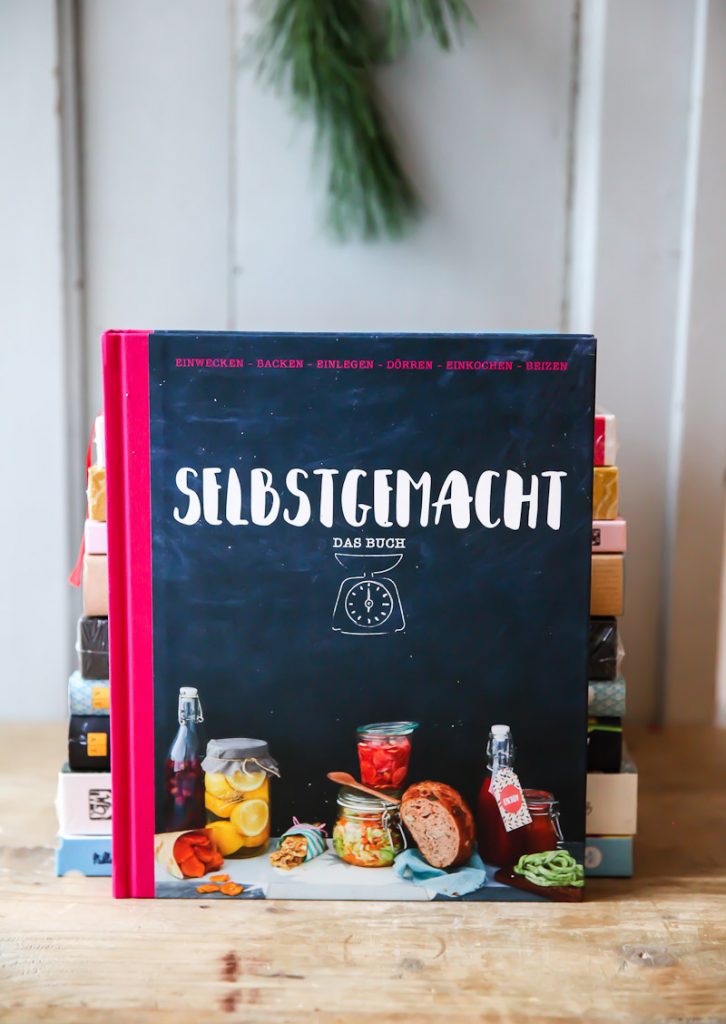 Marmeladen und eingelegtem Gemüse, aber auch selbstgemachte Limonade, Fruchtessig, Chips, süsses Fudge, Smoothies oder Trüffel, Dörrobst, selbstgemachter Nudelteig, Nussmischungen, herrliche Pestovariationen, Tomatensaucen oder Currypasten, Frischkäsedips, Gewürze, Chutneys und good old Hühnerbrühe (auch in asiatischem Style!) füllen die 200 Seiten Vorratsglück