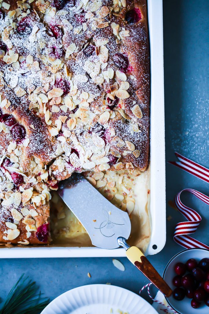 Weihnachts Butterkuchen Rezept Weihnachtskuchen mit Cranberries und Lebkuchengewürz Weihnachtsbäckerei Rezept Backrezept Weihnachtskuchen Hefeteig Cranberry gingerbread yeasted butter cake foodstyling food photo zuckerzimtundliebe backen backrezept backblog