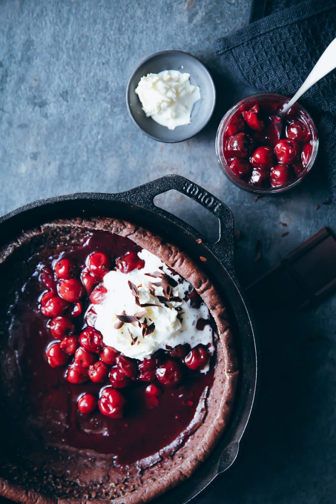 Einfaches Schokoladen Dutch Baby Ofenpfannkuchen Pancake Rezept mit heißen Kirschen und Sahne chocolate puffed pancake recipe backen frühstück frühstücksglück zuckerzimtundliebe foodblog foodstyling bester pfannkuchen pancakerezept