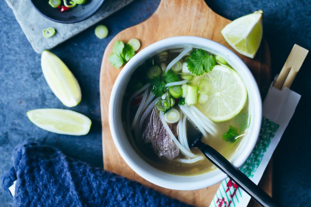 Einfaches leckeres Pho bo Rezept vietnamesische Nudelsuppe Soup foodstyling Koriander Limette Frühlingszwiebel Reisnudeln Zuckerzimtundliebe Foodblog