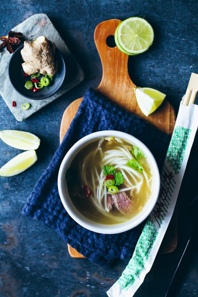 Einfaches leckeres Pho bo Rezept vietnamesische Nudelsuppe Soup foodstyling Koriander Limette Frühlingszwiebel Reisnudeln Zuckerzimtundliebe Foodblog