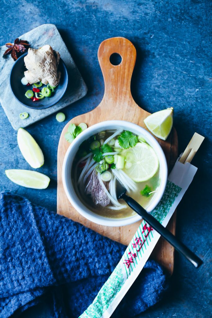 Einfaches leckeres Pho bo Rezept vietnamesische Nudelsuppe Soup foodstyling Koriander Limette Frühlingszwiebel Reisnudeln Zuckerzimtundliebe Foodblog