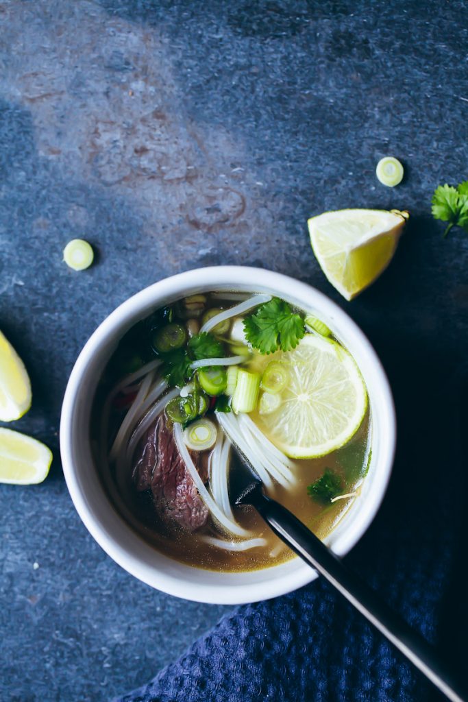 Einfaches leckeres Pho bo Rezept vietnamesische Nudelsuppe Soup foodstyling Koriander Limette Frühlingszwiebel Reisnudeln Zuckerzimtundliebe Foodblog