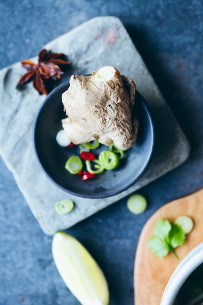 Einfaches leckeres Pho bo Rezept vietnamesische Nudelsuppe Soup foodstyling Koriander Limette Frühlingszwiebel Reisnudeln Zuckerzimtundliebe Foodblog Ingwer Chili
