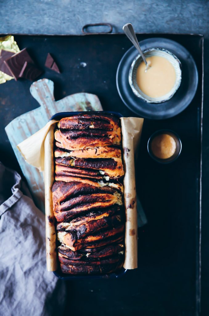 Schokoladen Zupfbrot Pull apart bread mit Espresso Zuckerguss Glasur chocolate pull apart bread recipe rezept with espresso glaze zuckerzimtundliebe hefeteig schokoladenbrot foodstyling food photography bread foodblog backblog