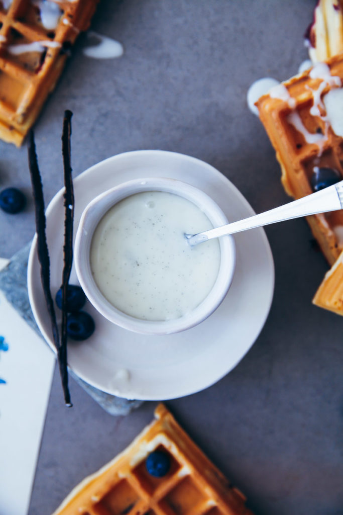 Blaubeer Waffeln mit griechischem Joghurt und Vanille Zuckerguss zuckerzimtundliebe blueberry waffles vanilla glaze einfacher waffelteig blaubeerrezept brunchidee frühstück zuckerzimtundliebe foodblog foodstyling food photo