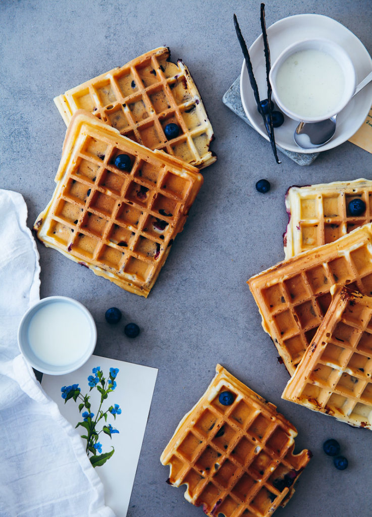 Blaubeer Waffeln mit griechischem Joghurt und Vanille Zuckerguss zuckerzimtundliebe blueberry waffles vanilla glaze einfacher waffelteig blaubeerrezept brunchidee frühstück zuckerzimtundliebe foodblog foodstyling food photo