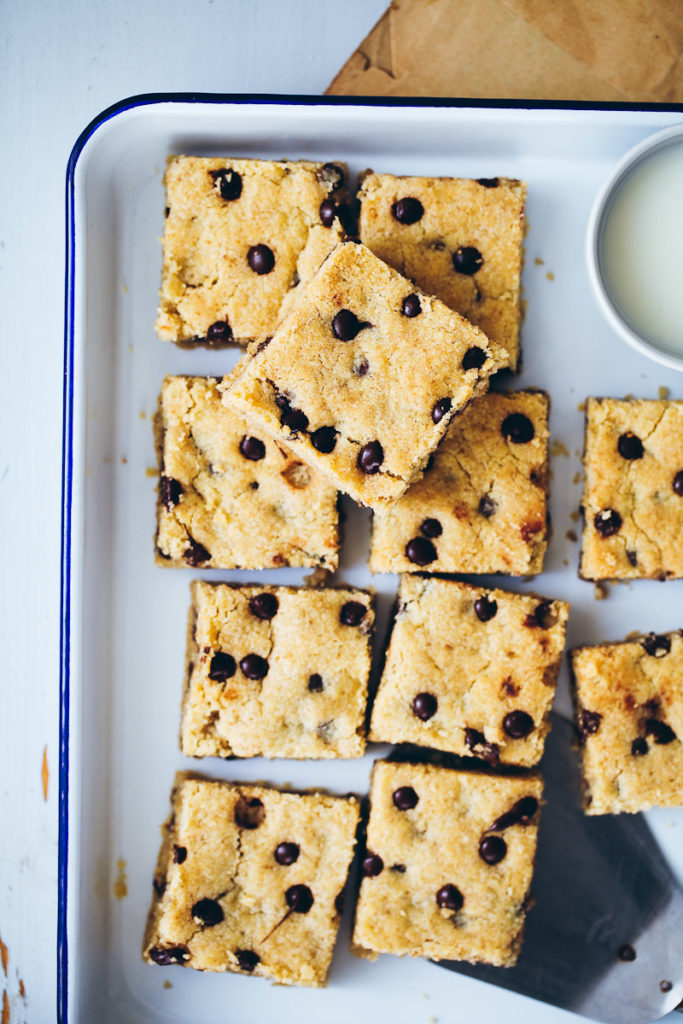 Rezept für Chocolate Chip Cookie Bars mit Haferflocken oat bars gooey cookies foodstyling cookie squares food photography zuckerzimtundliebe foodblog backblog baking backrezept kekse backen schokoladencookies