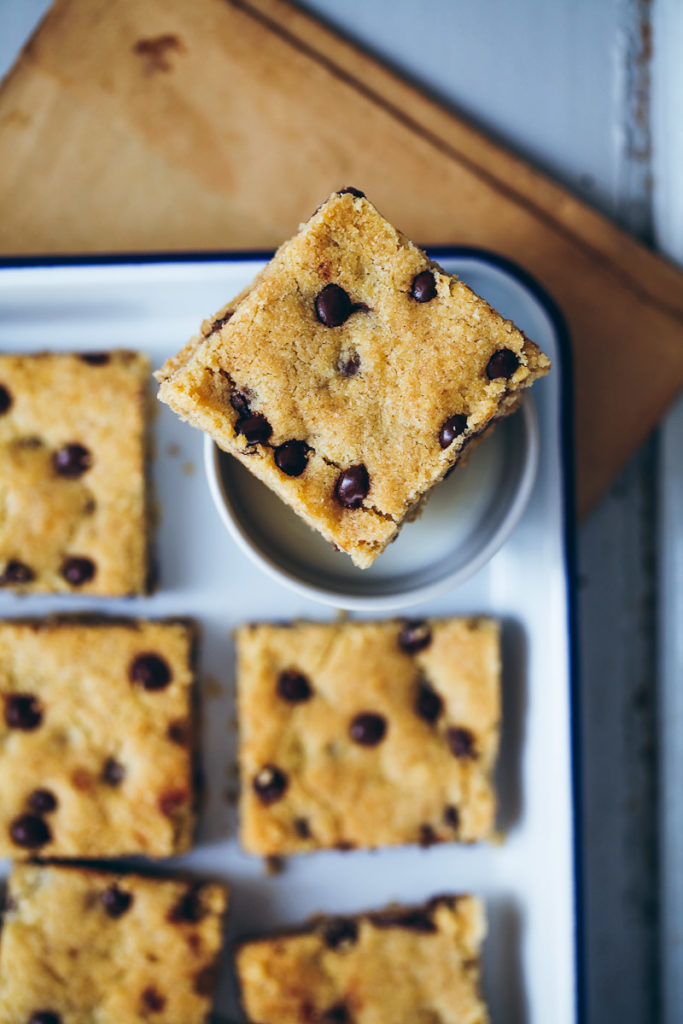 Rezept für Chocolate Chip Cookie Bars mit Haferflocken oat bars gooey cookies foodstyling cookie squares food photography zuckerzimtundliebe foodblog backblog baking backrezept kekse backen schokoladencookies