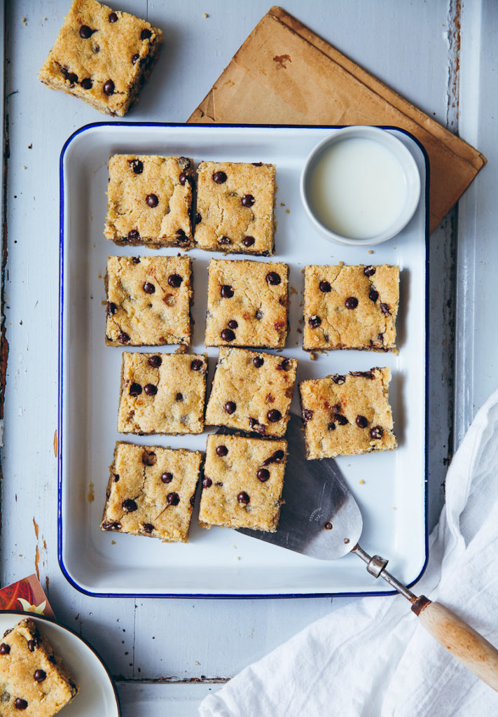 Rezept für Chocolate Chip Cookie Bars mit Haferflocken oat bars gooey cookies foodstyling cookie squares food photography zuckerzimtundliebe foodblog backblog baking backrezept kekse backen schokoladencookies