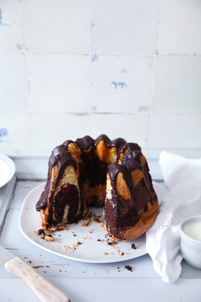 Donauwelle Gugelhupf Rezept Rührkuchen Napfkuchen Nordicware zuckerzimtundliebe foodstyling kirschen cherry marble bundt cake recipe einfacher kuchen backrezept kirschkuchen marmorkuchen