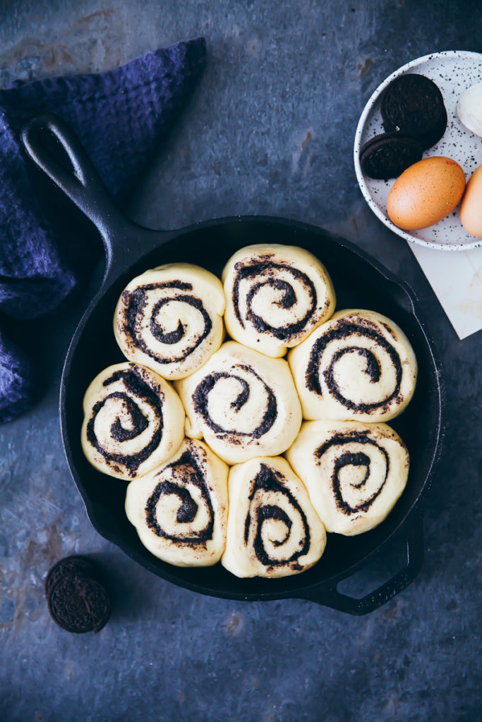Oreo Zimtschnecken Hefeschnecken aus Hefeteig mit Oreo-Füllung oreo cinnamon buns rolls Hefeteig machen Frischkäse Glasur cream cheese frosting beste zimtschnecken zuckerzimtundliebe foodblog backblog backrezept hefeteigrezept backen mit Oreos