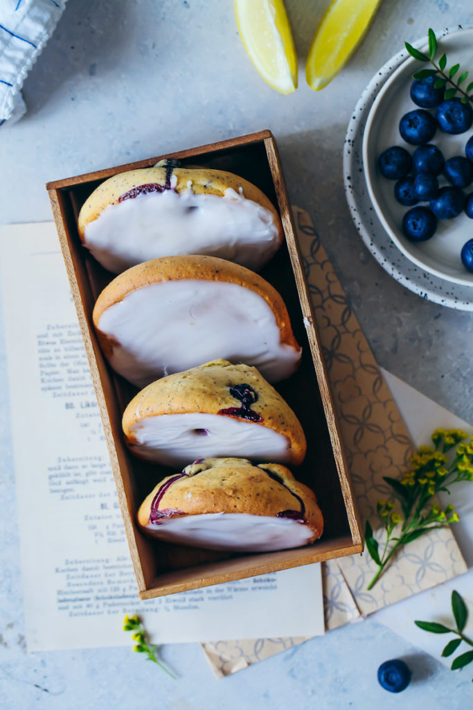 Blaubeere Zitronen Mohn Amerikaner Rezept lemon poppyseed blueberry black and white cookies gebäck zuckerzimtundliebe foodblog foodstyling wie backt man amerikaner blaubeerkuchen zitronenkuchen backen mit mohn backblog backrezept kuchen für kindergeburtstag zitronenkuchen