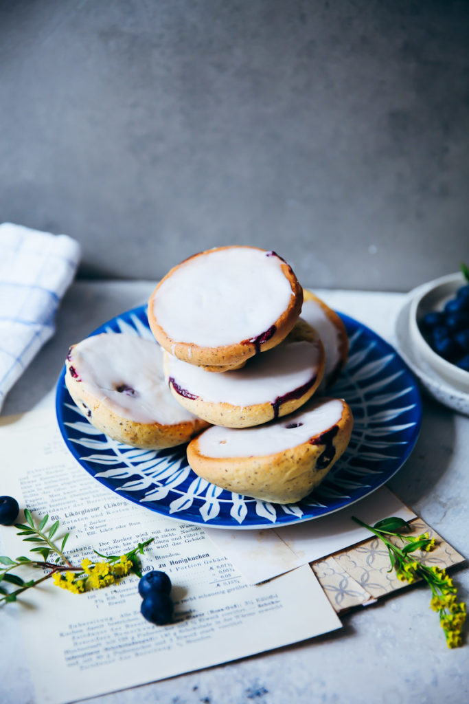 Blaubeere Zitronen Mohn Amerikaner Rezept lemon poppyseed blueberry black and white cookies gebäck zuckerzimtundliebe foodblog foodstyling wie backt man amerikaner blaubeerkuchen zitronenkuchen backen mit mohn backblog backrezept kuchen für kindergeburtstag zitronenkuchen