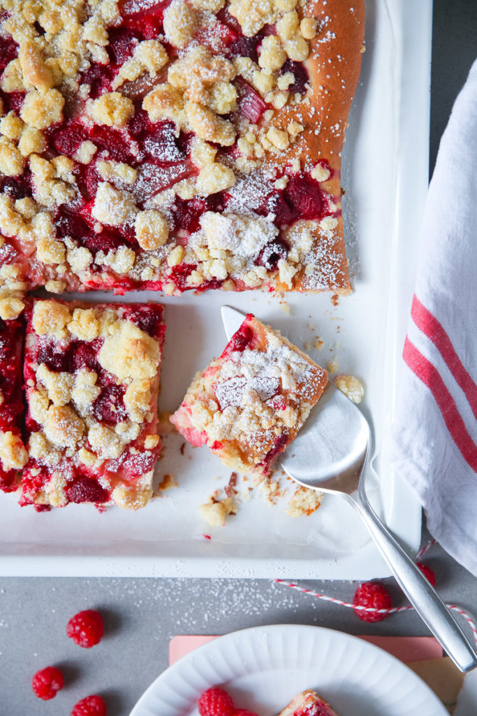 Himbeer Rhabarber Streuselkuchen vom Blech hefeteig vom blech zuckerzimtundliebe blechkuchen foodblog backblog backrezept der perfekte streuselkuchen obstkuchen sommerkuchen backen mit rhabarber foodstyling rhubarb raspberry streusel cake Hefeteig