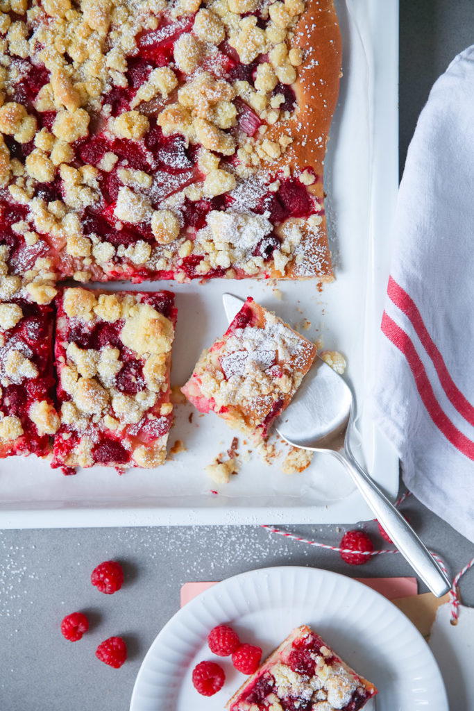 Himbeer Rhabarber Streuselkuchen vom Blech hefeteig vom blech zuckerzimtundliebe blechkuchen foodblog backblog backrezept der perfekte streuselkuchen obstkuchen sommerkuchen backen mit rhabarber foodstyling rhubarb raspberry streusel cake Hefeteig