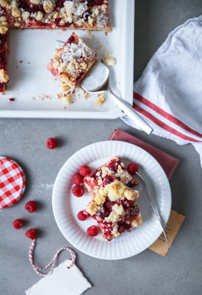 Himbeer Rhabarber Streuselkuchen vom Blech hefeteig vom blech zuckerzimtundliebe blechkuchen foodblog backblog backrezept der perfekte streuselkuchen obstkuchen sommerkuchen backen mit rhabarber foodstyling rhubarb raspberry streusel cake Hefeteig