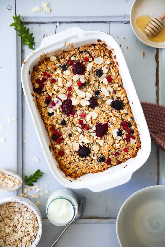Baked Oats Rezept mit Beeren Frühstücksrezept gebackenes haferflocken müsli rezept granola zuckerzimtundliebe foodstyling foodphotography breakfast brunchideen gemischte beeren joghurt