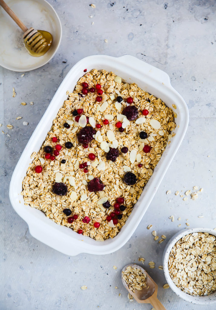 Baked Oats Rezept mit Beeren Frühstücksrezept gebackenes haferflocken müsli rezept granola zuckerzimtundliebe foodstyling foodphotography breakfast brunchideen gemischte beeren joghurt