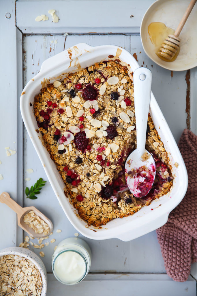 Baked Oats Rezept mit Beeren Frühstücksrezept gebackenes haferflocken müsli rezept granola zuckerzimtundliebe foodstyling foodphotography breakfast brunchideen gemischte beeren joghurt