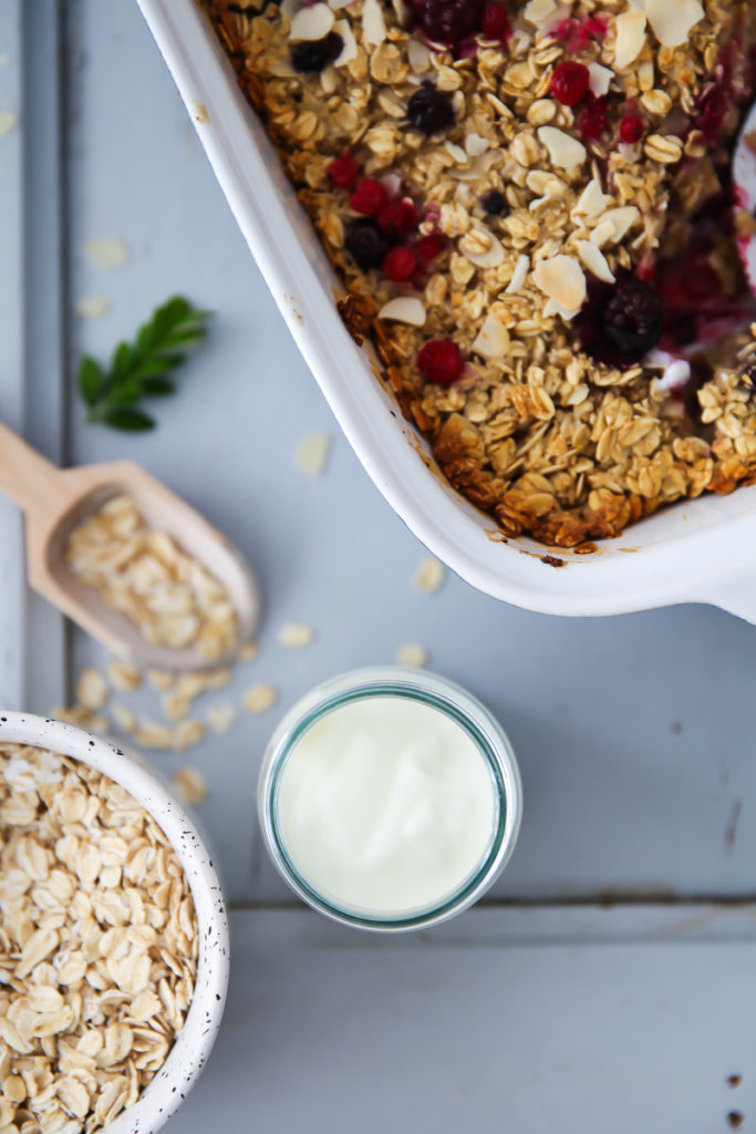 Baked Oats Rezept mit Beeren Frühstücksrezept gebackenes haferflocken müsli rezept granola zuckerzimtundliebe foodstyling foodphotography breakfast brunchideen gemischte beeren joghurt